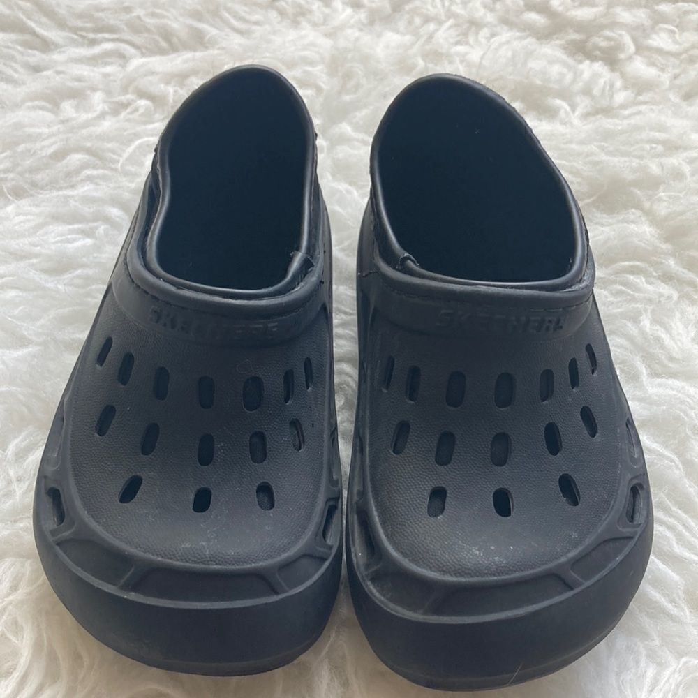 Skechers black swifters 
